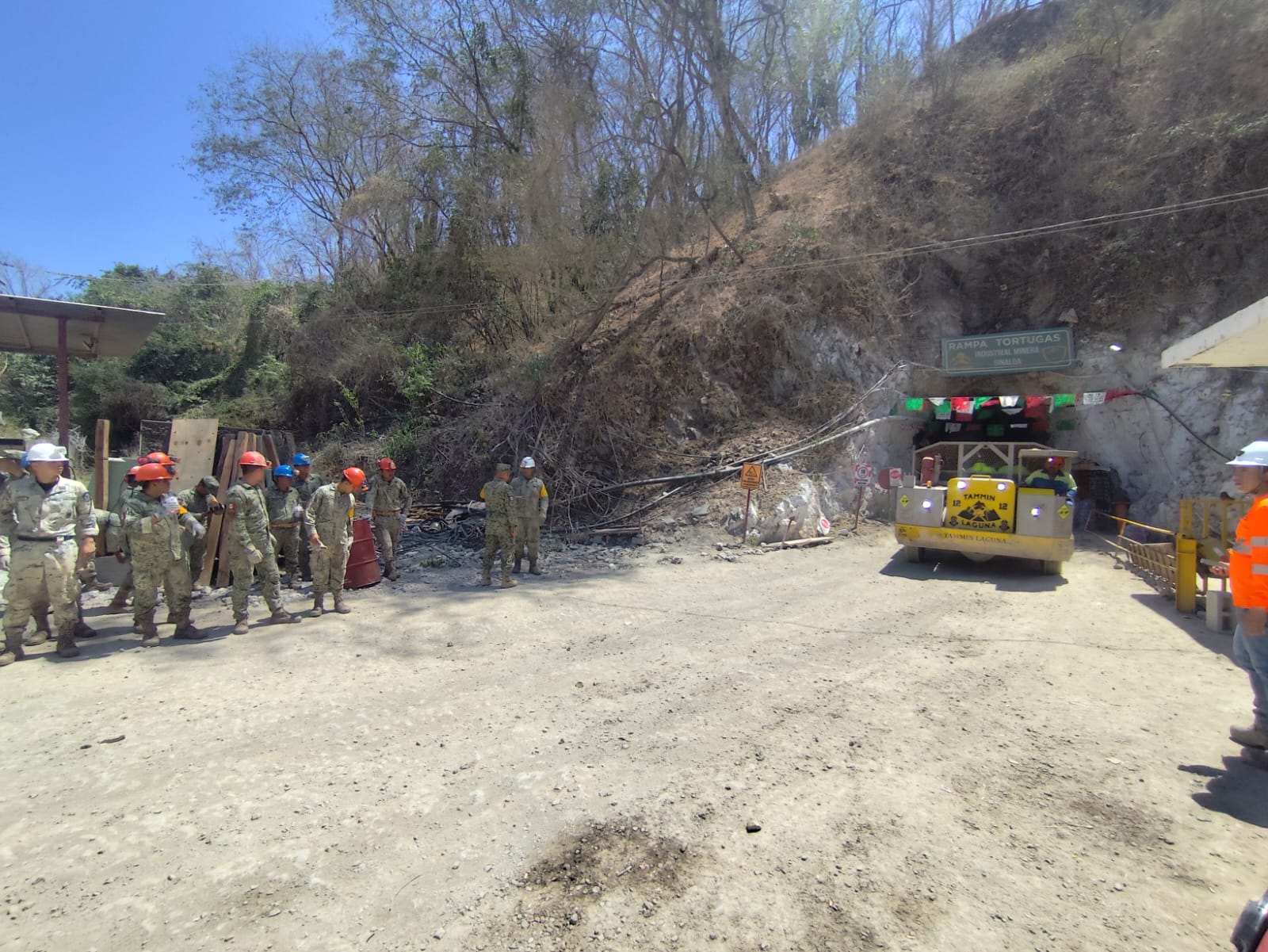 Redoblan las labores de rescate de los mineros en El Rosario, Sinaloa
